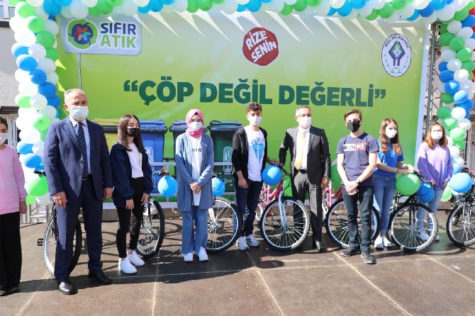 rizede-sifir-atik-projesine-destek-veren-okul-ve-ogrencilere-hediye-dagitildi-(2).jpg