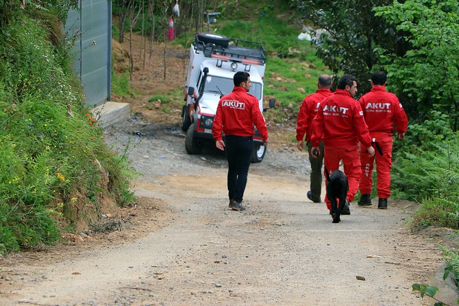 rizede-sokakta-oynadiklari-sirada-kaybolan-iki-cocugu-arama-calismalari-devam-ediyor-(12).jpg
