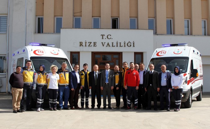 rizede-tam-donanimli-iki-yeni-ambulans-hizmete-basladi-(2).jpg