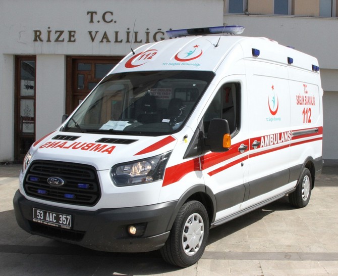 rizede-tam-donanimli-iki-yeni-ambulans-hizmete-basladi-(3).jpg