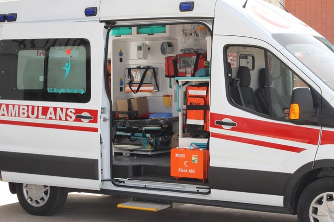 rizede-tam-donanimli-iki-yeni-ambulans-hizmete-basladi-(4).jpg