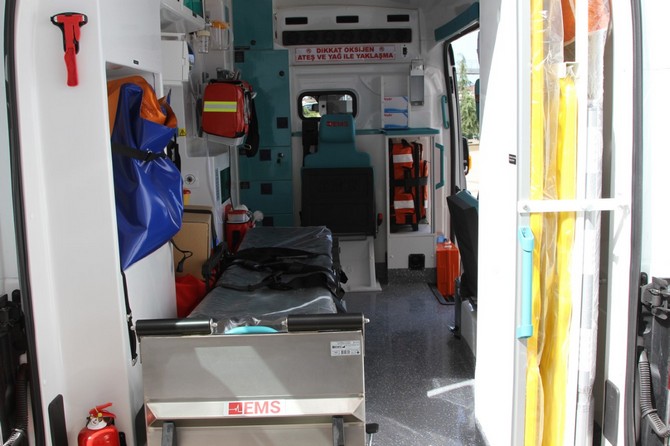 rizede-tam-donanimli-iki-yeni-ambulans-hizmete-basladi-(5).jpg