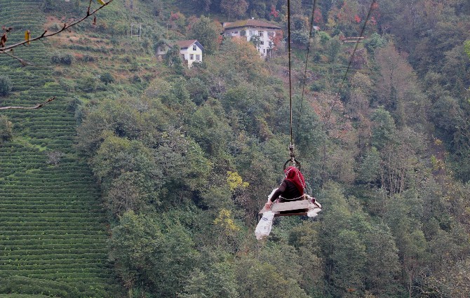rizede-tarim-arazilerine-yol-gitmeyen-mahalle-sakinleri-her-gun-tehlikeli-bir-sekilde-ilkel-teleferikle-yolculuk-yapmak-zorunda-kaliyorlar-2.jpg