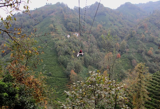 rizede-tarim-arazilerine-yol-gitmeyen-mahalle-sakinleri-her-gun-tehlikeli-bir-sekilde-ilkel-teleferikle-yolculuk-yapmak-zorunda-kaliyorlar-5.jpg
