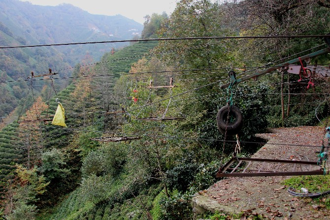 rizede-tarim-arazilerine-yol-gitmeyen-mahalle-sakinleri-her-gun-tehlikeli-bir-sekilde-ilkel-teleferikle-yolculuk-yapmak-zorunda-kaliyorlar-7.jpg