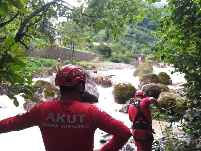rizede-tasan-derede-mahsur-kalan-kopek-akut-ekiplerince-kurtarildi-(2).jpg