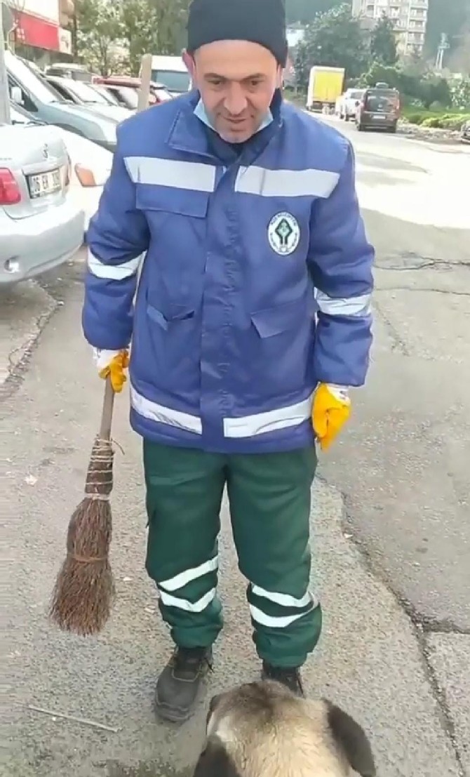 rizede-temizlik-gorevlisi-ile-supurgesini-calan-kopek-arasindaki-kovalamaca-cep-telefonu-kameralarina-yansidi-(4).jpg