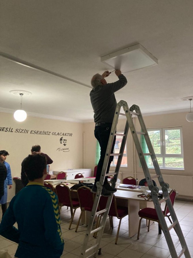 rizede-tevfik-ileri-mesleki-ve-teknik-anadolu-lisesi-elektrik-elektronik-alani-ogrencileri-tarafindan-bes-okulda-enerji-verimliligini-artirmak-amaciyla-toplam-1-milyon-tl-maliyetle-led-donusumu-yapildi-2.jpg