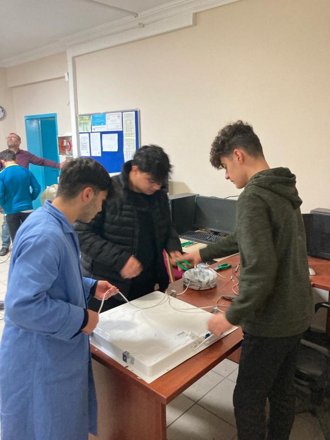 rizede-tevfik-ileri-mesleki-ve-teknik-anadolu-lisesi-elektrik-elektronik-alani-ogrencileri-tarafindan-bes-okulda-enerji-verimliligini-artirmak-amaciyla-toplam-1-milyon-tl-maliyetle-led-donusumu-yapildi-6.jpg