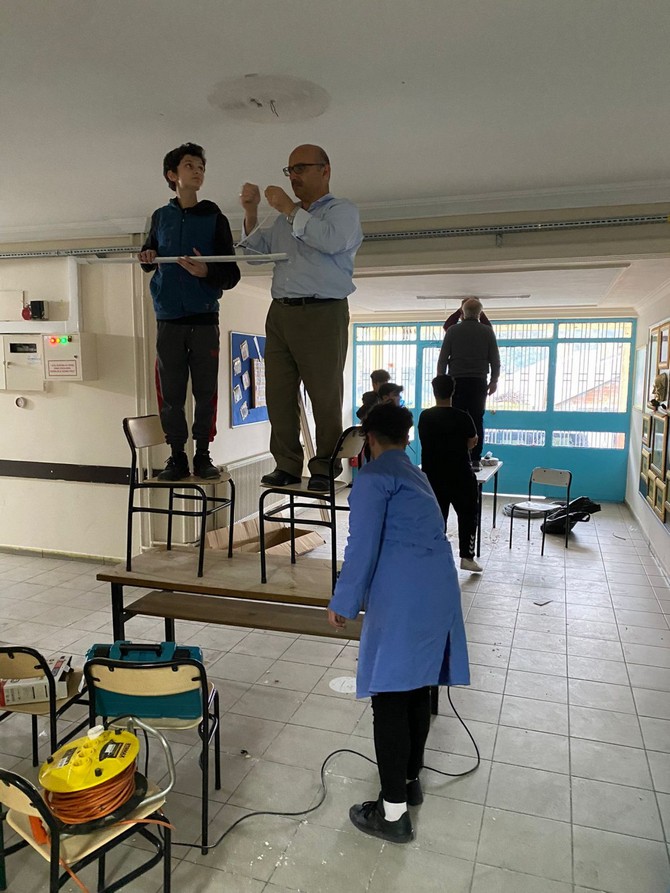 rizede-tevfik-ileri-mesleki-ve-teknik-anadolu-lisesi-elektrik-elektronik-alani-ogrencileri-tarafindan-bes-okulda-enerji-verimliligini-artirmak-amaciyla-toplam-1-milyon-tl-maliyetle-led-donusumu-yapildi-8.jpg