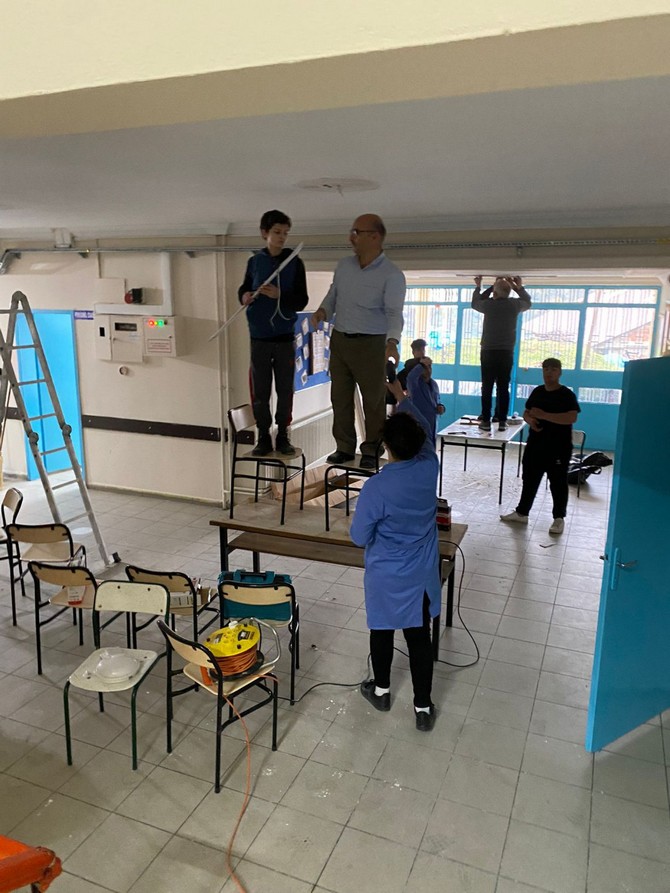 rizede-tevfik-ileri-mesleki-ve-teknik-anadolu-lisesi-elektrik-elektronik-alani-ogrencileri-tarafindan-bes-okulda-enerji-verimliligini-artirmak-amaciyla-toplam-1-milyon-tl-maliyetle-led-donusumu-yapildi-9.jpg