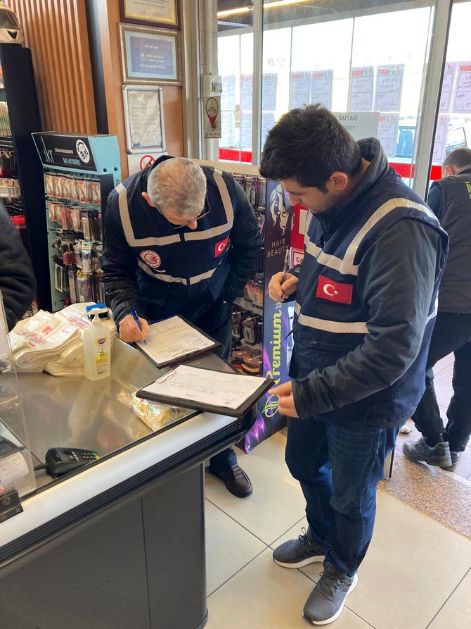 rizede-ticaret-mudurlugu-ve-belediye-zabita-ekipleri-marketlerde-temel-ihtiyac-malzemelerine-yonelik-denetim-yapti-1.jpg