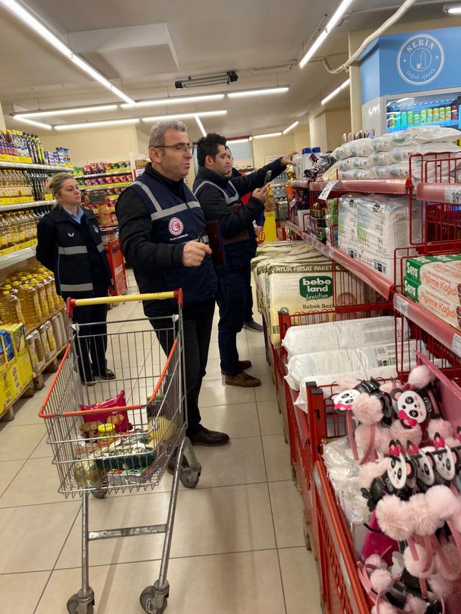rizede-ticaret-mudurlugu-ve-belediye-zabita-ekipleri-marketlerde-temel-ihtiyac-malzemelerine-yonelik-denetim-yapti-2.jpg