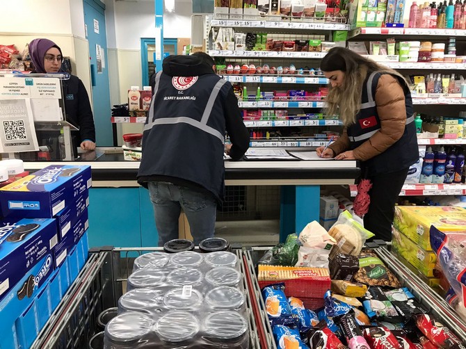rizede-ticaret-mudurlugu-ve-belediye-zabita-ekipleri-marketlerde-temel-ihtiyac-malzemelerine-yonelik-denetim-yapti-3.jpg