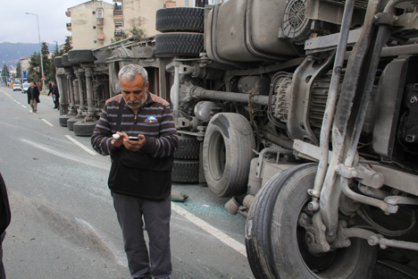 rizede-tir-kazasi-ucuz-atlatildi.jpg rizede-tir-kazasi-ucuz-atlatildi.jpg