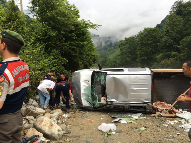 rizede-trafik-kazasi-1-olu,-3-yarali-1.jpg rizede-trafik-kazasi-1-olu,-3-yarali-1.jpg