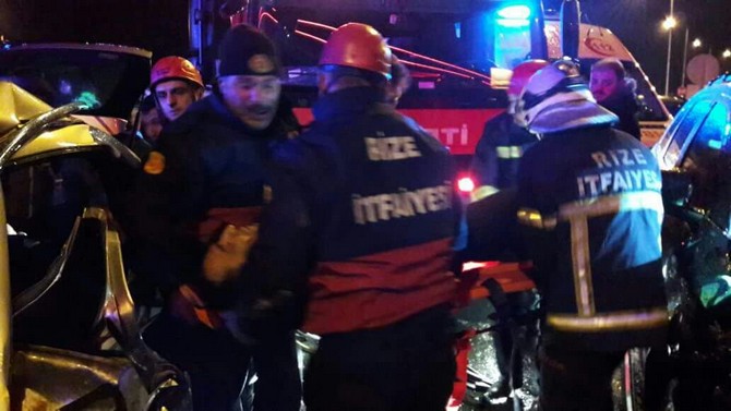 rizede-trafik-kazasi-1-olu,-3u-agir,-10-yarali-(2).jpg