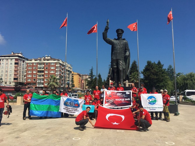 rizede-turkiye-dagcilik-federasyonu-tarafindan-15-temmuz-sehitlerini-anmak-uzere-duzenlenen-15-zirvede-15-demokrasi-atesi-programi-kapsaminda-kackar-dagi-zirve-tirmanisi-gerceklestirilecek-(4).jpg