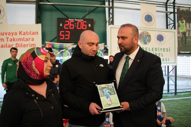 rizede-uzerine-kale-diregi-devrilmesi-sonucu-hayatini-kaybeden-8-yasindaki-minik-futbolcunun-anisina-futbol-turnuvasi-duzenlendi-18.jpg
