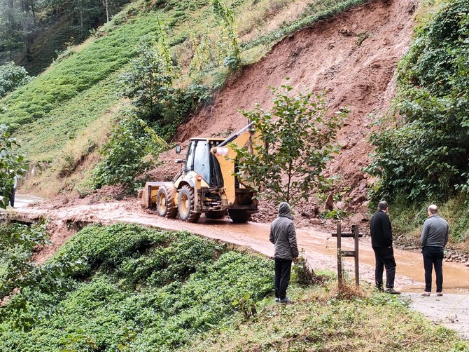 rizede-yagisin-ardindan-toprak-kaymasi-nedeniyle-kapanan-koy-yollari-ulasima-acildi-2.jpg