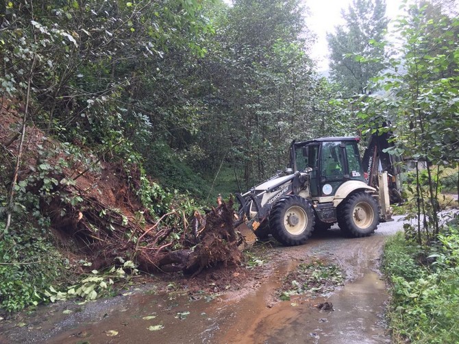 rizede-yagisin-ardindan-toprak-kaymasi-nedeniyle-kapanan-koy-yollari-ulasima-acildi-3.jpg