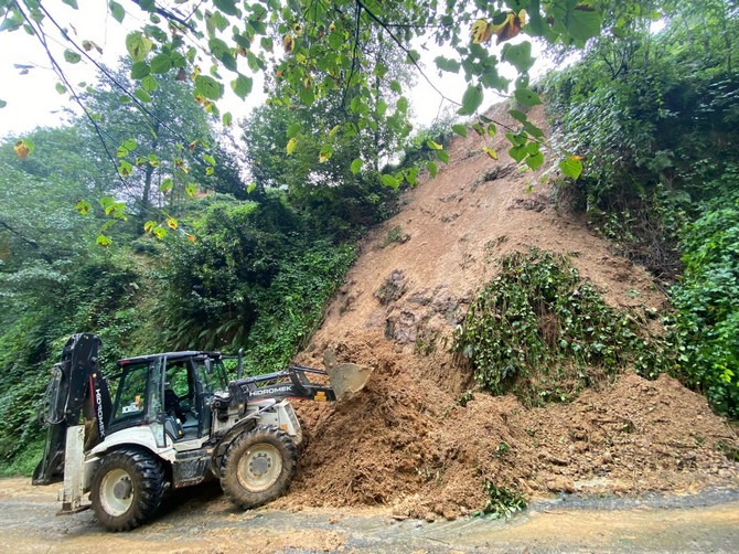 rizede-yagisin-ardindan-toprak-kaymasi-nedeniyle-kapanan-koy-yollari-ulasima-acildi-5.jpg