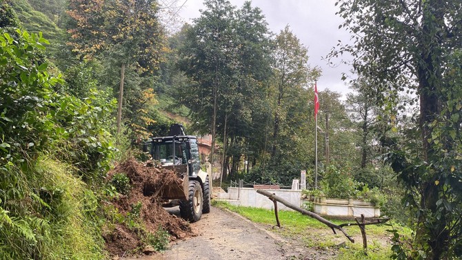 rizede-yagisin-ardindan-toprak-kaymasi-nedeniyle-kapanan-koy-yollari-ulasima-acildi-6.jpg