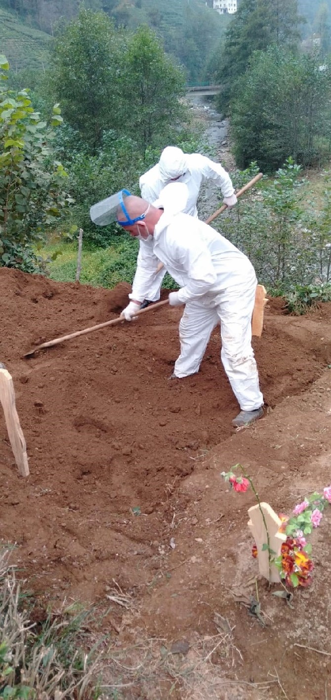 rizede-yakinlari-korona-virus-oldu,-cenazeyi-belediye-baskani-ve-esnaf-defnetti-(2).jpg