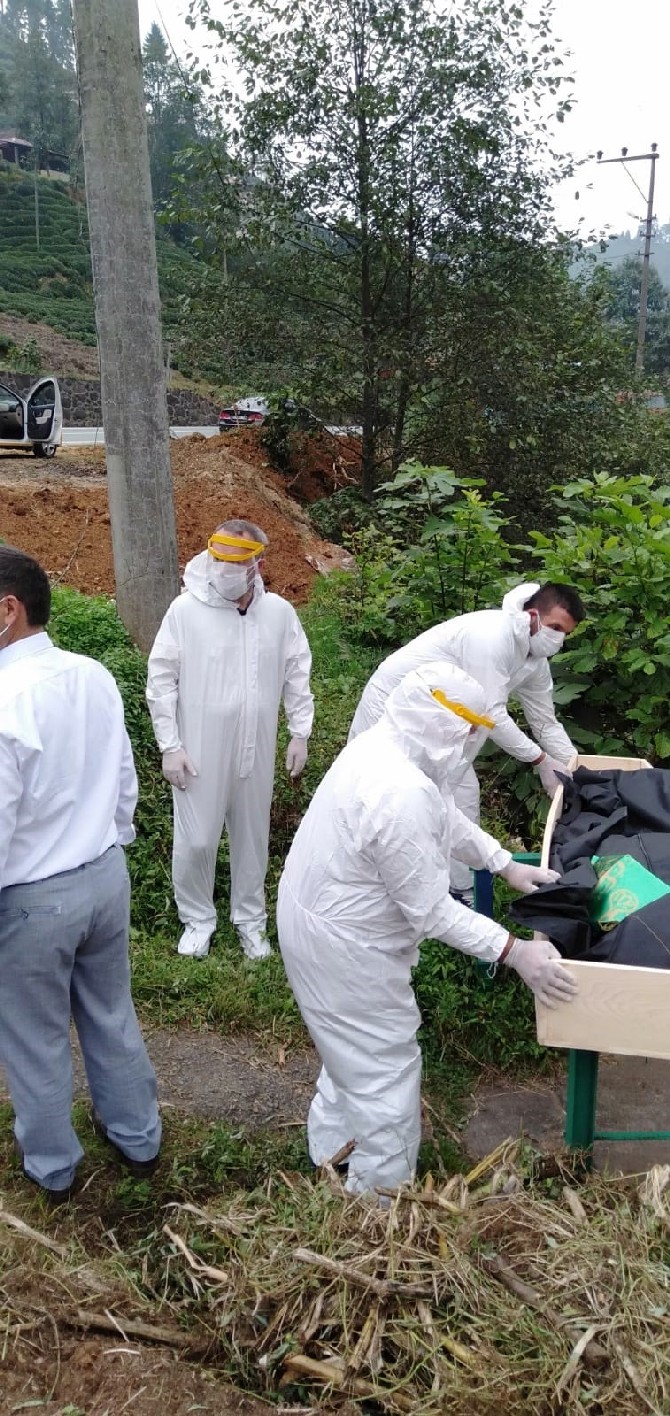 rizede-yakinlari-korona-virus-oldu,-cenazeyi-belediye-baskani-ve-esnaf-defnetti-(3).jpg