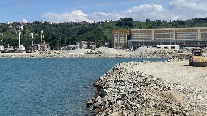 rizede-yaklasik-20-milyon-metrekup-tas-kullanilip-deniz-doldurularak-yapilacak-iyidere-lojistik-limani-icin-calismalar-suruyor-4.jpg
