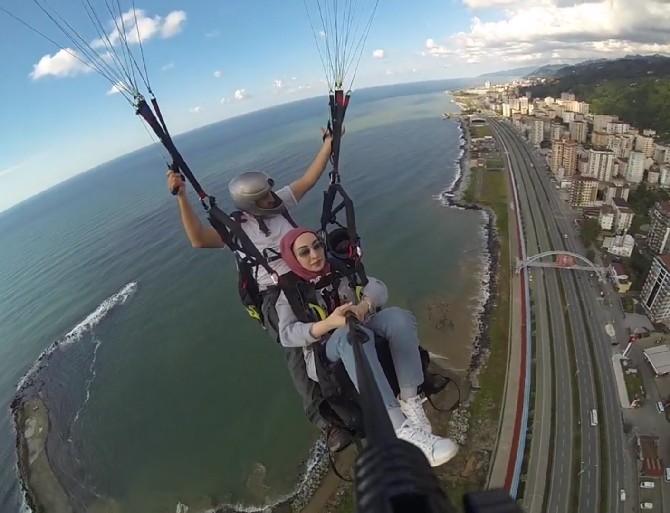 rizede-yamac-parasutu-yaparken-havada-polis-helikopterini-gorunce-zor-anlar-yasadilar-(3).jpg