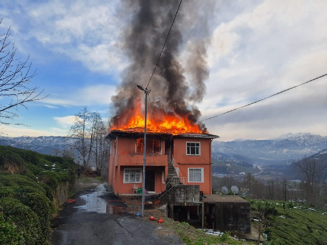 rizede-yanginda-evin-ikinci-kati-kullanilamaz-hale-geldi-(1).jpg