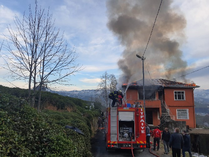 rizede-yanginda-evin-ikinci-kati-kullanilamaz-hale-geldi-(2).jpg