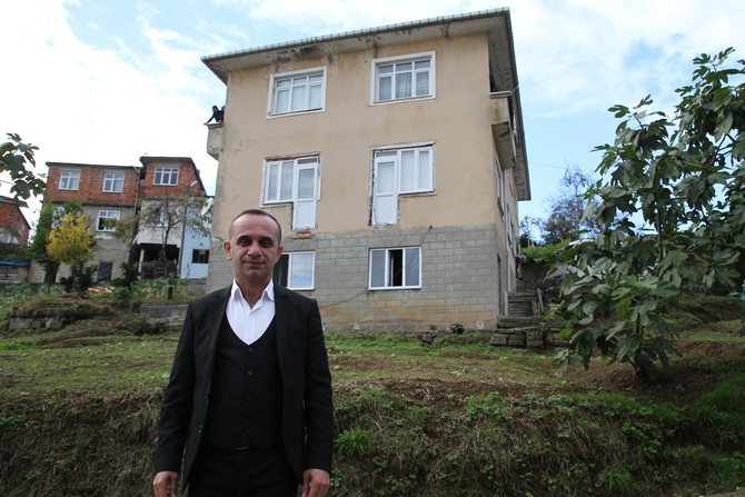 rizede-yasayan-adil-tufekci-balkon-yapmak-icin-evine-kapi-ve-pencere-taktirdi-fakat-balkonu-yapmaya-firsat-bulamayinca-kapilar-askida-kaldi-2.jpg