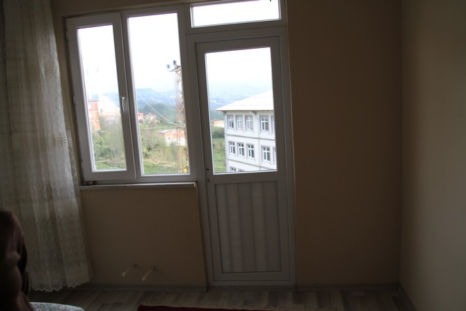 rizede-yasayan-adil-tufekci-balkon-yapmak-icin-evine-kapi-ve-pencere-taktirdi-fakat-balkonu-yapmaya-firsat-bulamayinca-kapilar-askida-kaldi-6.jpg
