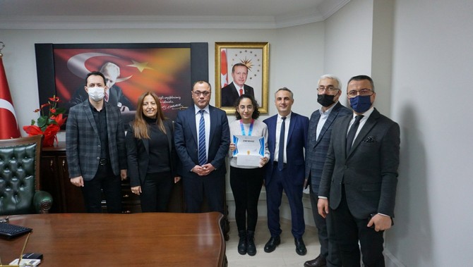 rizede-yasayan-caykur-ortaokulu-6-sinif-ogrencisi-zeynep-neva-kilic-girdigi-singapur-ve-asya-ulkeleri-matematik-olimpiyatlarinda-dunya-birincisi-olarak-altin-madalya-almaya-hak-kazandi-3.jpg