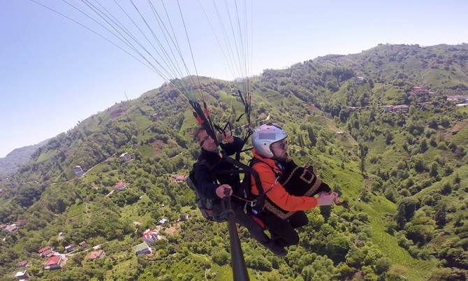rizede-yasayan-muzisyen-emrah-ozdemir,-yamac-parasutu-yaparken-tulum-caldi-(1).jpg