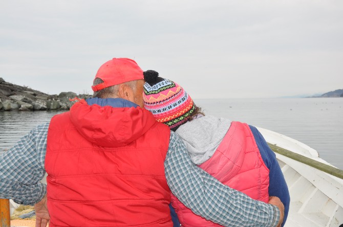 rizede-yasayan-necip-yasemin-akmermer-cifti,-22-yildir-birlikte-balikcilik-yaparak-gecimlerini-sagliyorlar-(3).jpg