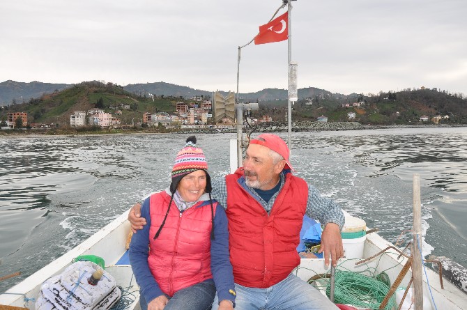 rizede-yasayan-necip-yasemin-akmermer-cifti,-22-yildir-birlikte-balikcilik-yaparak-gecimlerini-sagliyorlar-(4).jpg