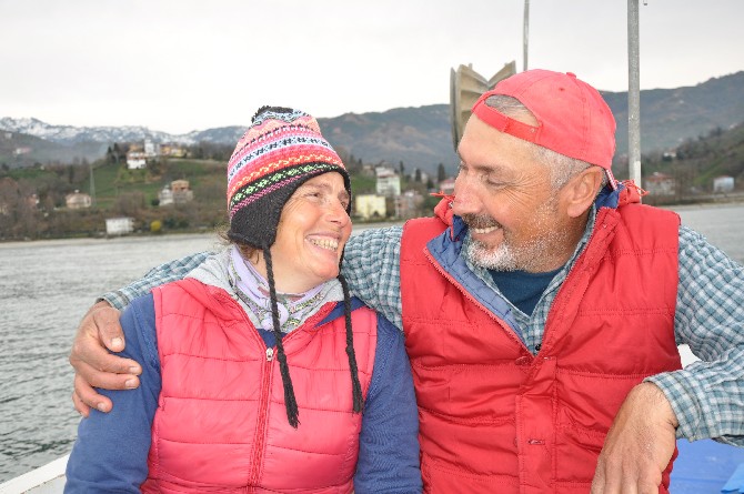 rizede-yasayan-necip-yasemin-akmermer-cifti,-22-yildir-birlikte-balikcilik-yaparak-gecimlerini-sagliyorlar-(5).jpg