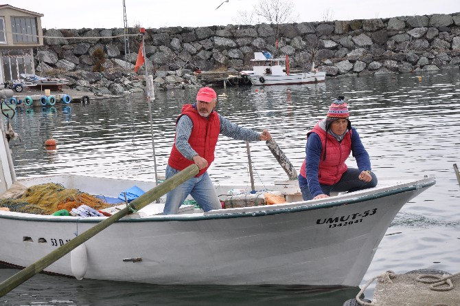 rizede-yasayan-necip-yasemin-akmermer-cifti,-22-yildir-birlikte-balikcilik-yaparak-gecimlerini-sagliyorlar-(7).jpg