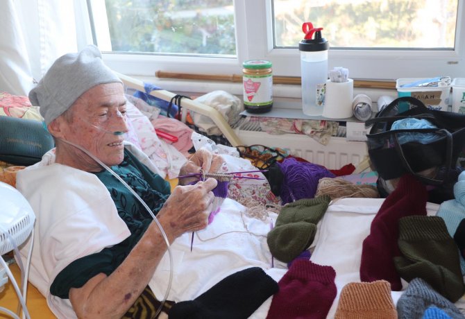 rizede-yataga-bagimli-80-yasindaki-meliye-akomur-mehmetciklere-ulastirilmak-uzere-corap-oruyor-2.jpg