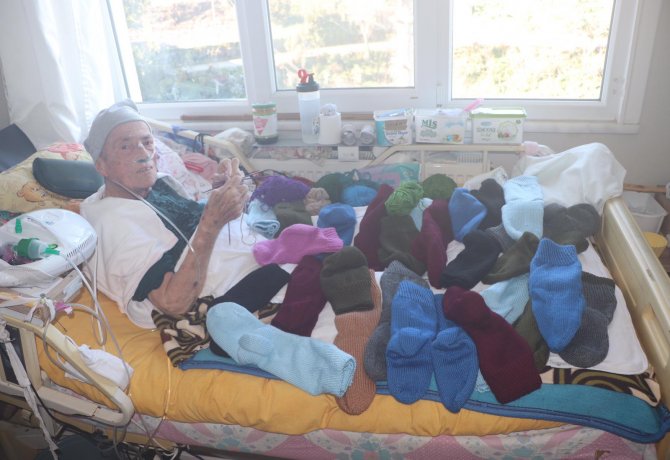 rizede-yataga-bagimli-80-yasindaki-meliye-akomur-mehmetciklere-ulastirilmak-uzere-corap-oruyor-3.jpg
