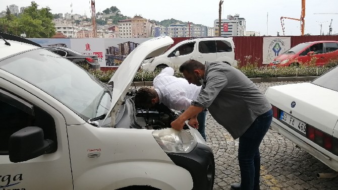 rizede-yavru-bir-kedi-girdigi-bir-aracin-motor-bolumunden-2-saatlik-ugras-sonrasi-itfaiye-ekiplerinin-mudahalesi-ile-cikartildi-3.jpg