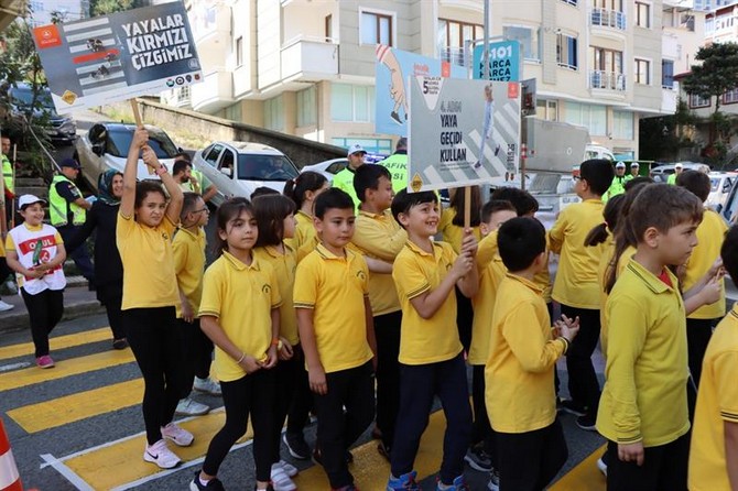 rizede-yaya-gecitleri-hayata-saygi-durusu-sloganiyla-kirmiziya-boyandi-7.jpg