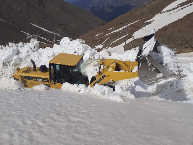 rizede-yayla-yollarinda-kar-temizligi-suruyor-(2).jpg