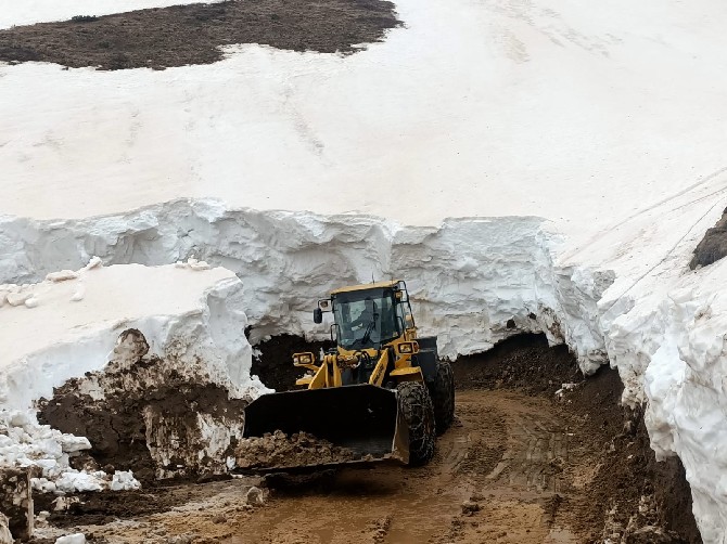 rizede-yayla-yollarinda-kar-temizligi-suruyor-(3).jpg