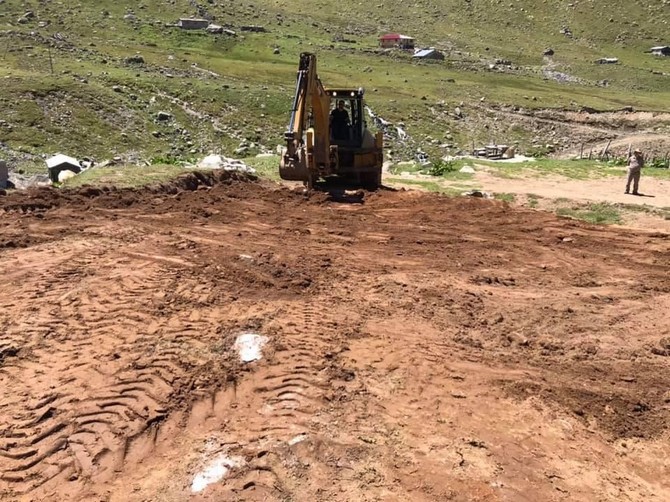rizede-yayla-yolunu-taslarla-kapatip-kacak-yapilasmaya-savas-acti-(5).jpg