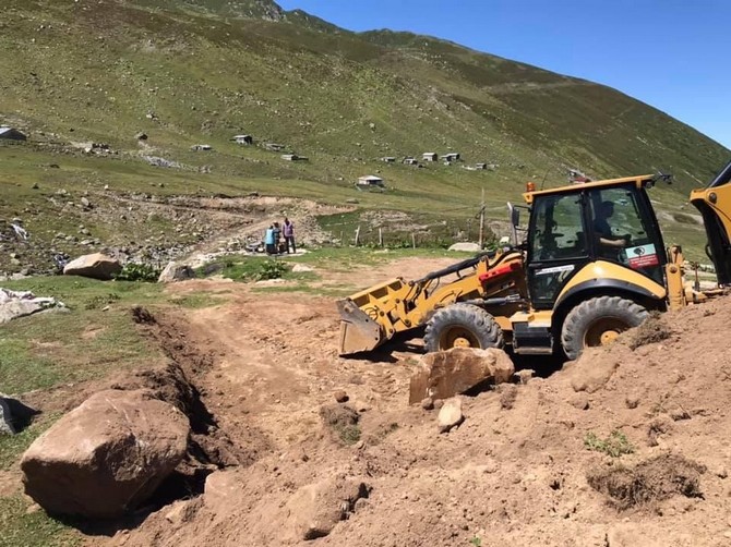 rizede-yayla-yolunu-taslarla-kapatip-kacak-yapilasmaya-savas-acti-(6).jpg