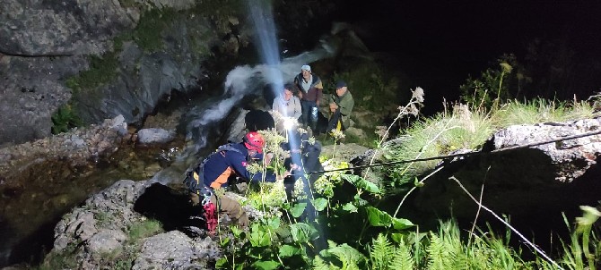 rizede-yaylada-mahsur-kalan-4-kisi-kurtarildi-1.jpg